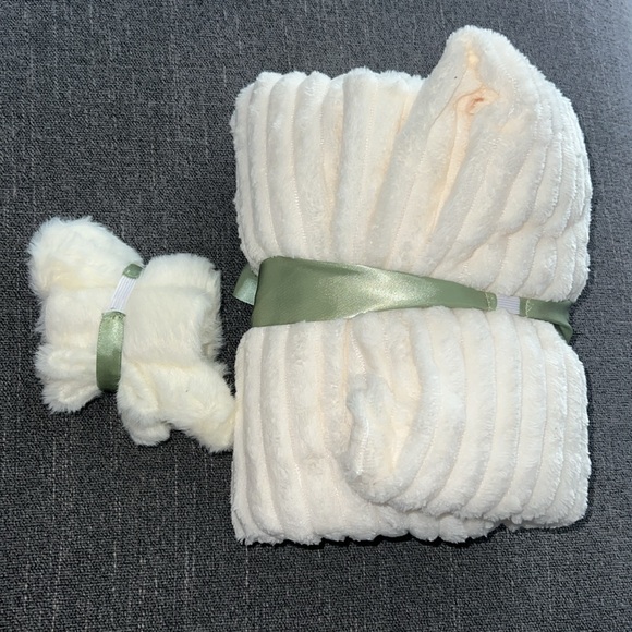 Travel fleece blanket with fuzzy socks (New) - Picture 3 of 4